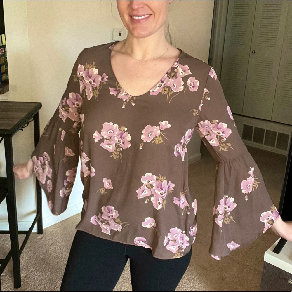 Size M, taupe and purple flowers flowy blouse with belle sleeves, *Lulus*